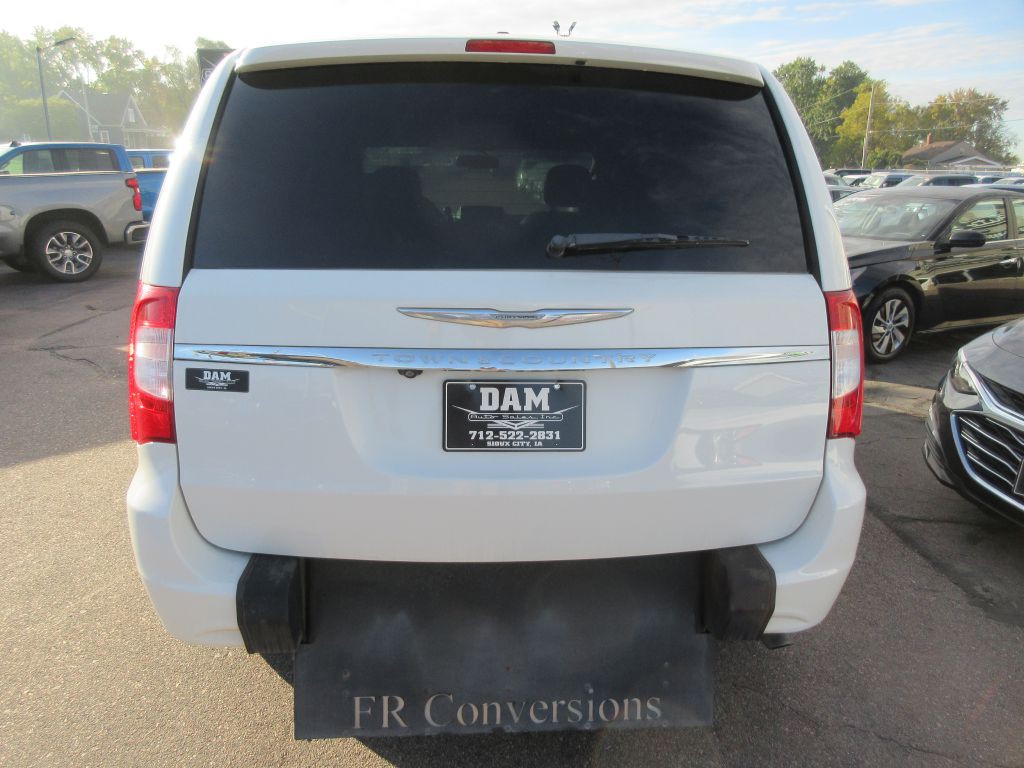 2012 Chrysler Town & Country Image 4