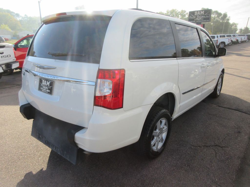 2012 Chrysler Town & Country Image 5