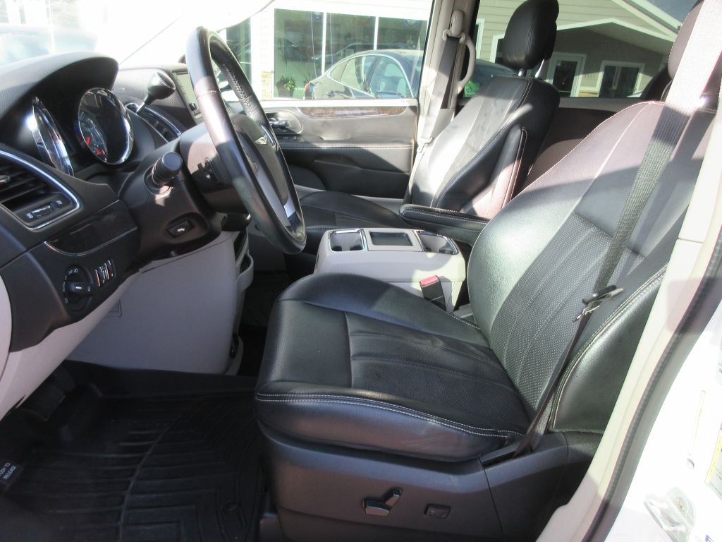 2012 Chrysler Town & Country Image 8