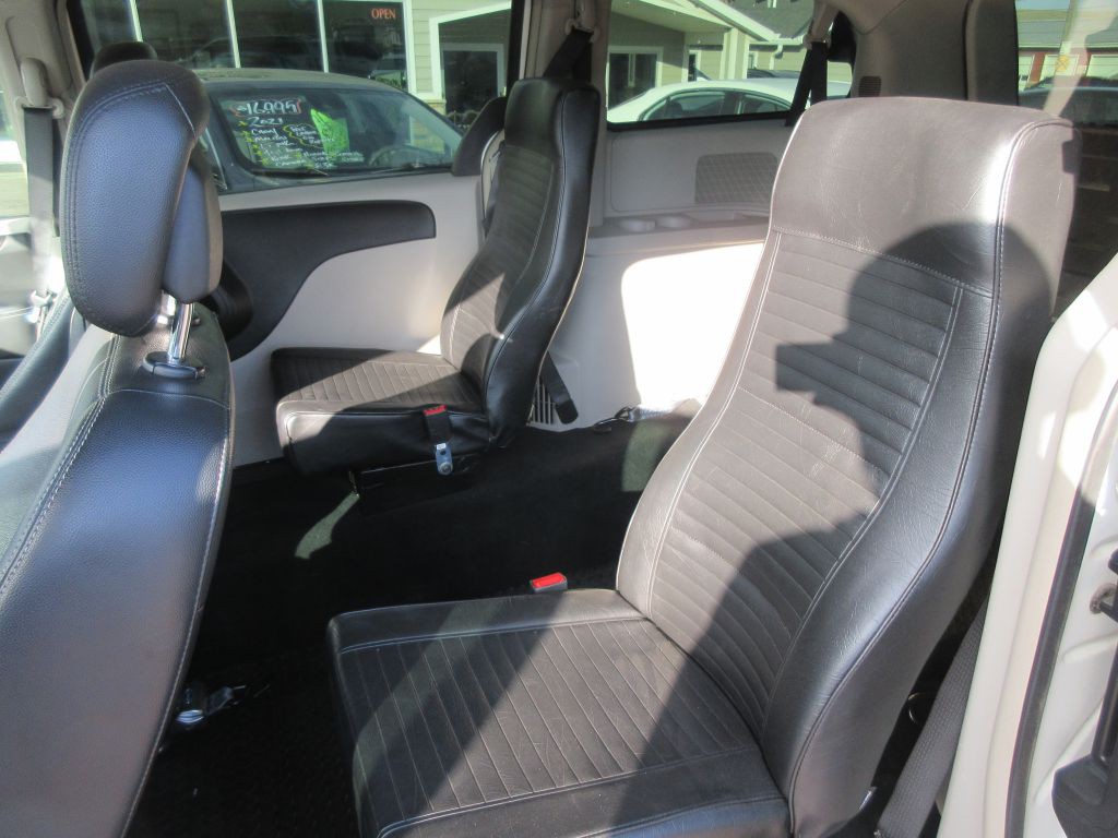 2012 Chrysler Town & Country Image 9