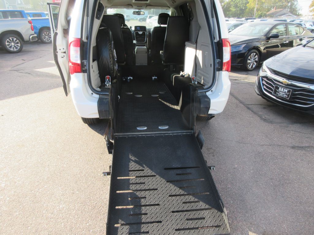 2012 Chrysler Town & Country Image 12