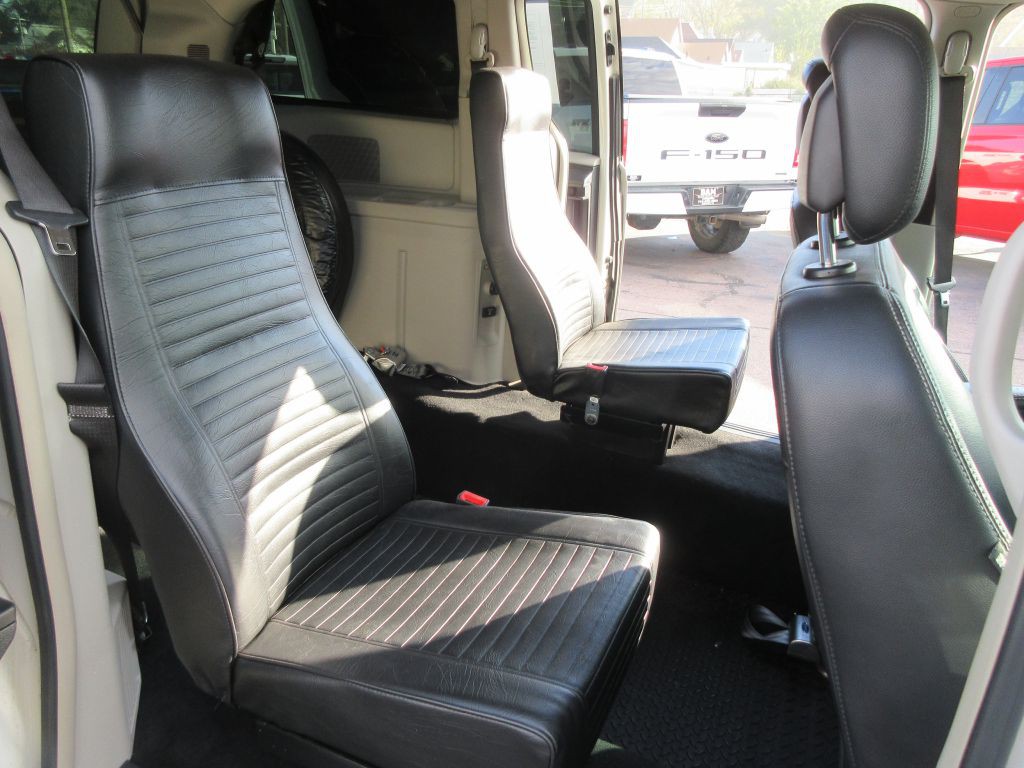 2012 Chrysler Town & Country Image 13