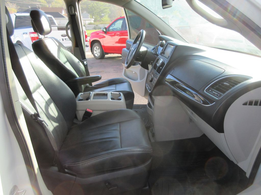 2012 Chrysler Town & Country Image 14