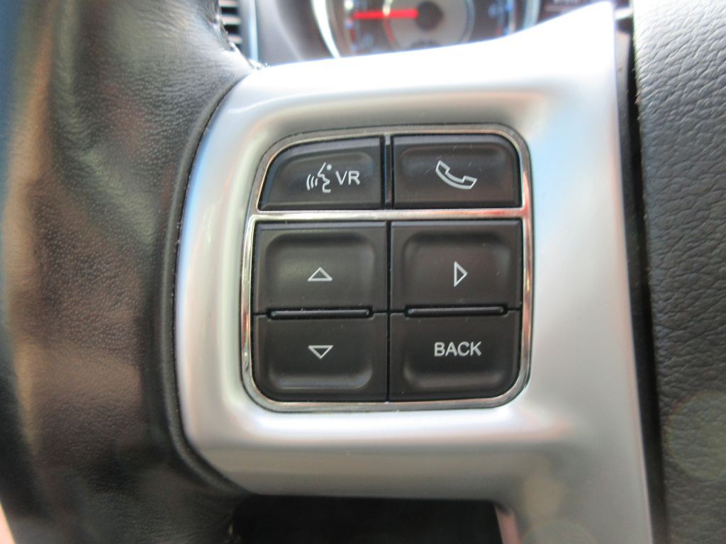 2012 Chrysler Town & Country Image 17