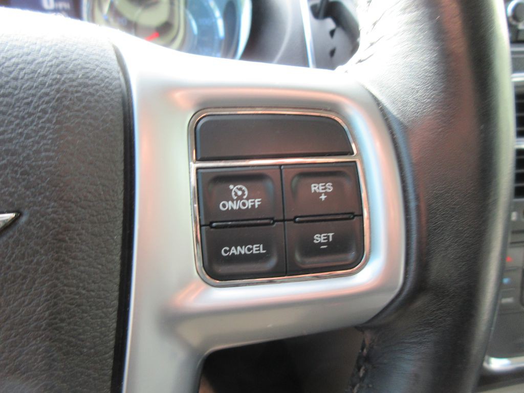 2012 Chrysler Town & Country Image 18