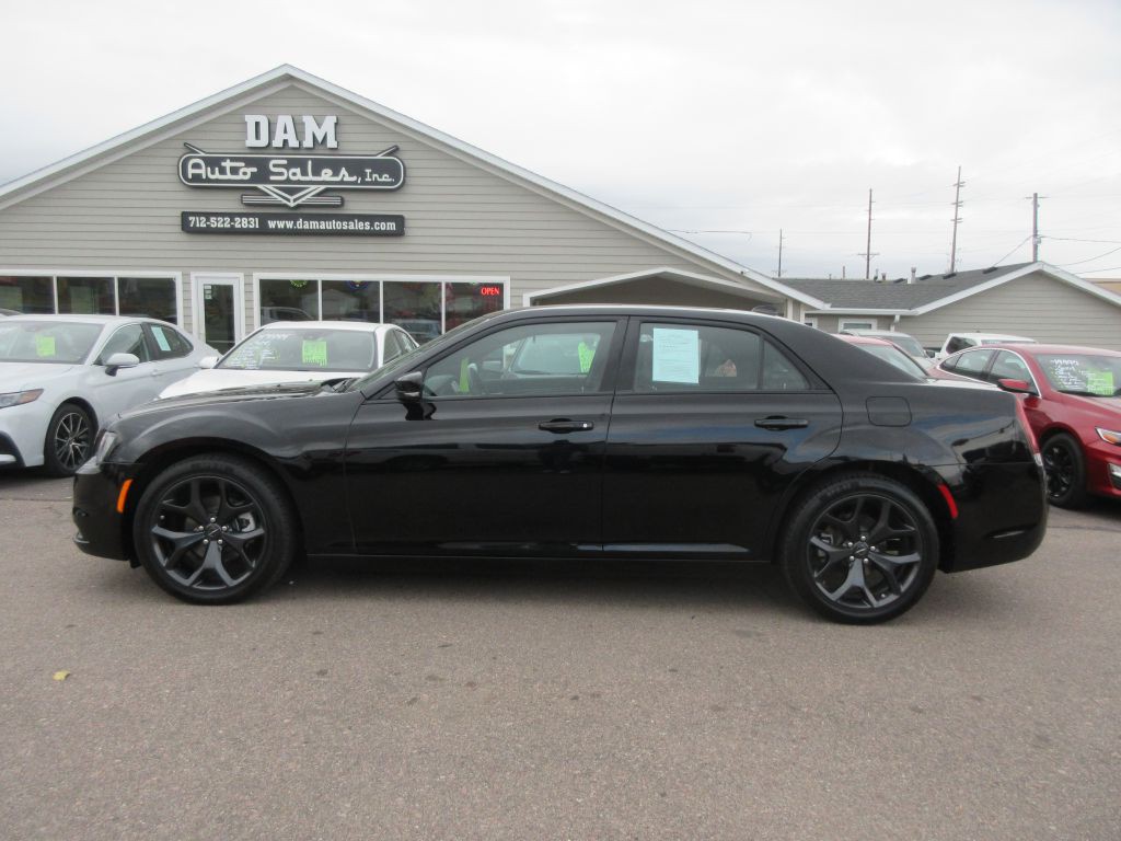 2023 Chrysler 300 Image 2