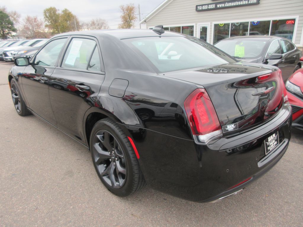 2023 Chrysler 300 Image 3