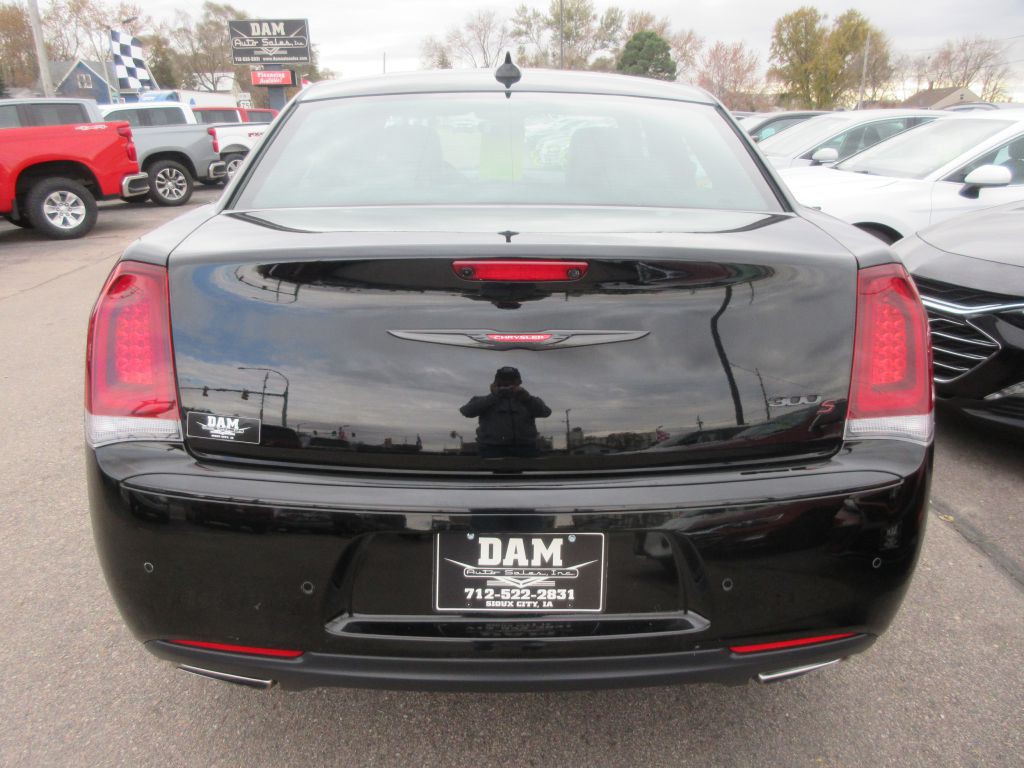 2023 Chrysler 300 Image 4