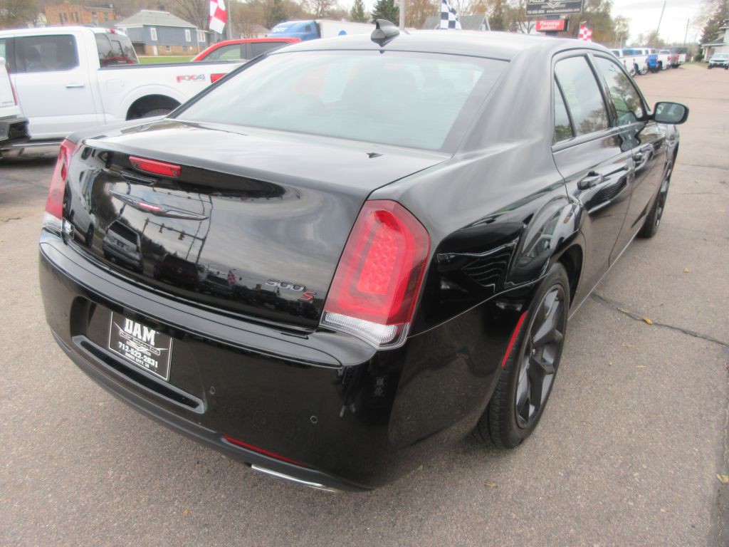 2023 Chrysler 300 Image 5
