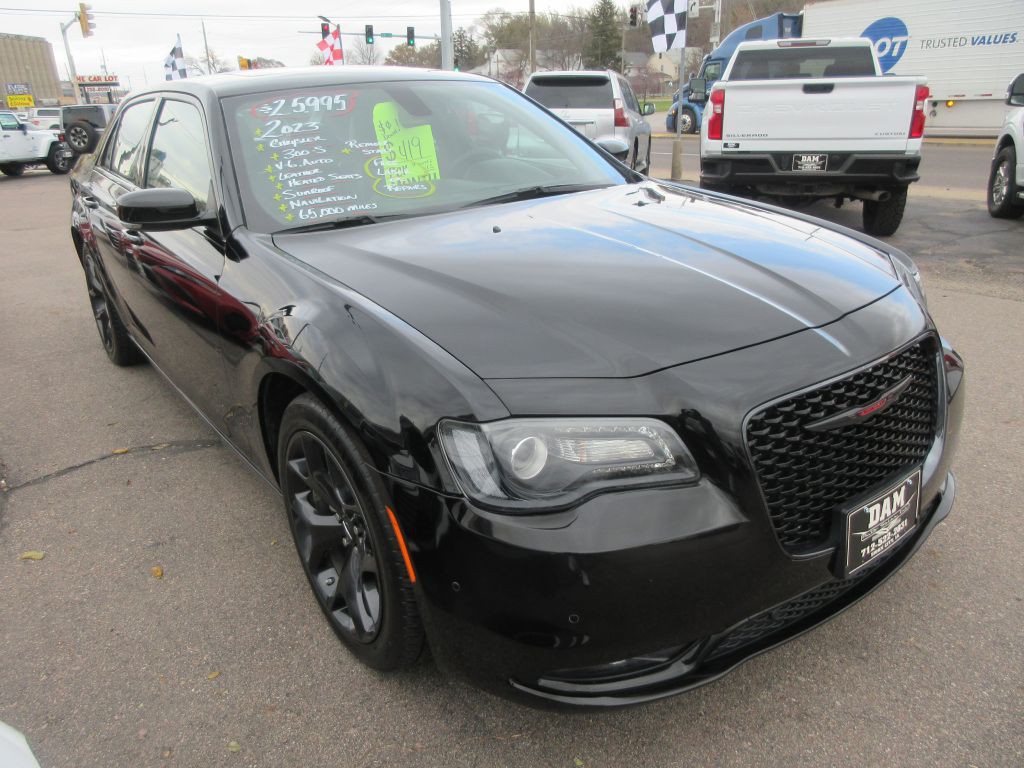 2023 Chrysler 300 Image 6