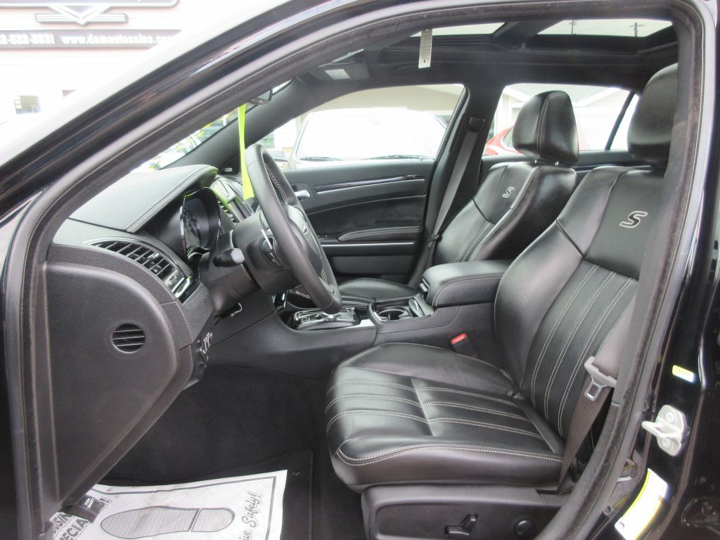 2023 Chrysler 300 Image 8