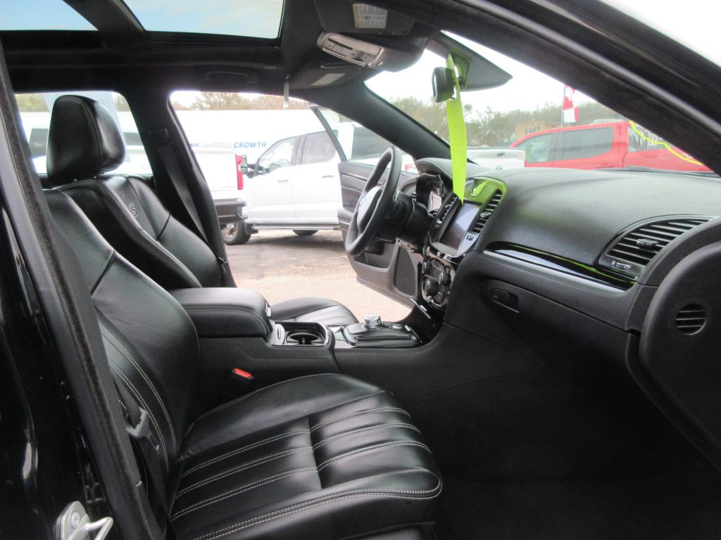 2023 Chrysler 300 Image 11