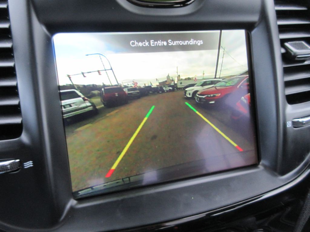 2023 Chrysler 300 Image 13