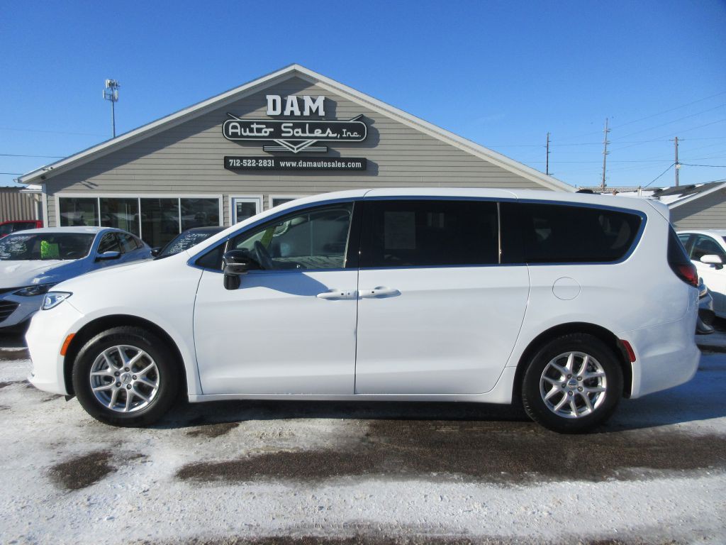 2024 Chrysler Pacifica Image 2