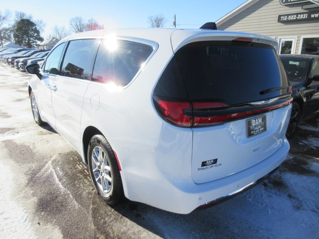 2024 Chrysler Pacifica Image 3