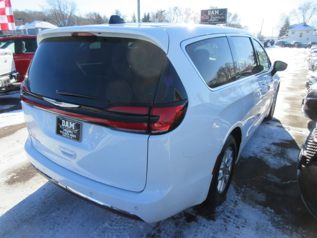 2024 Chrysler Pacifica Image 5
