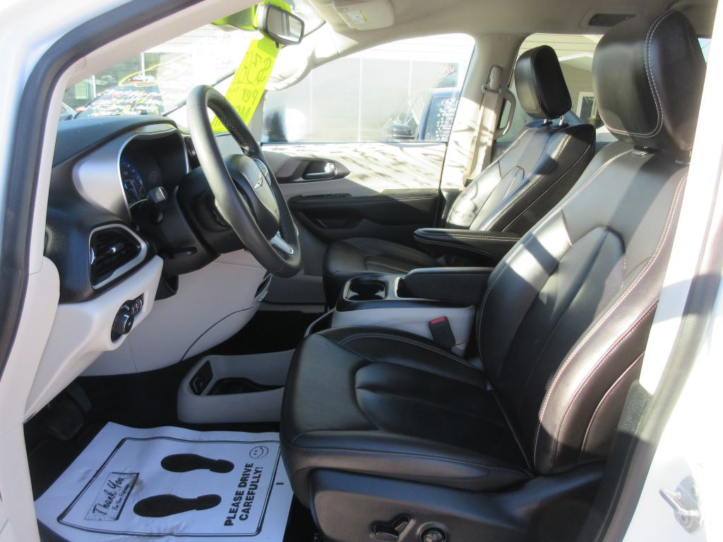 2024 Chrysler Pacifica Image 8