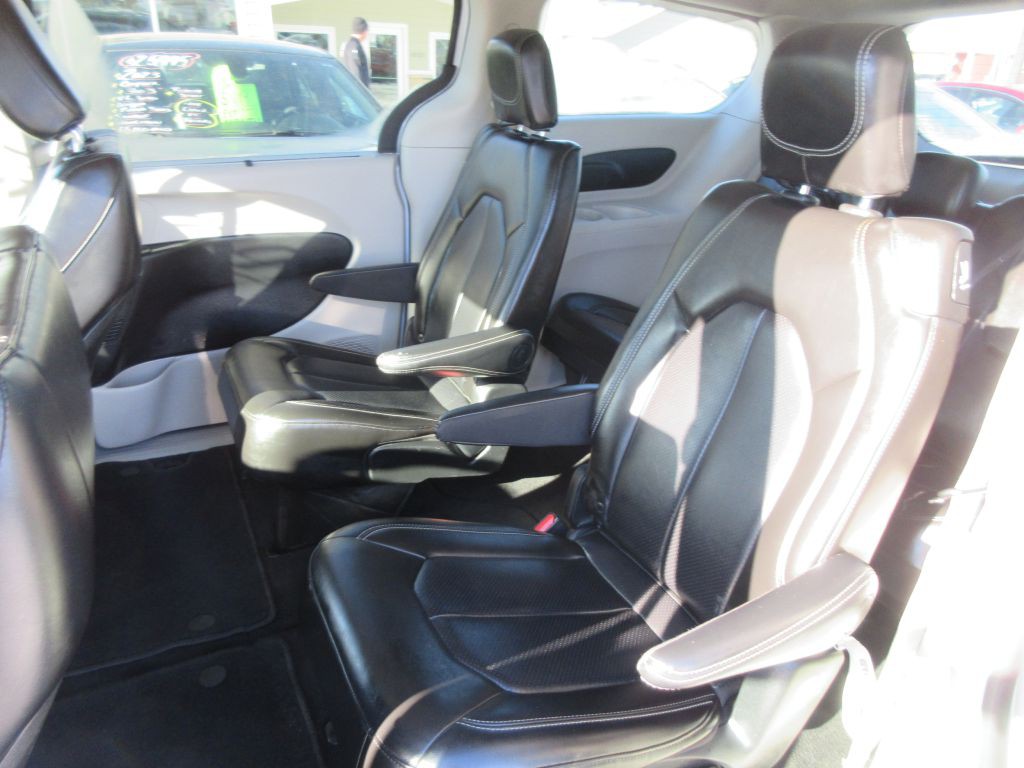 2024 Chrysler Pacifica Image 9