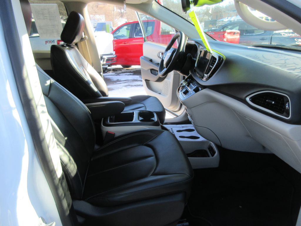 2024 Chrysler Pacifica Image 12
