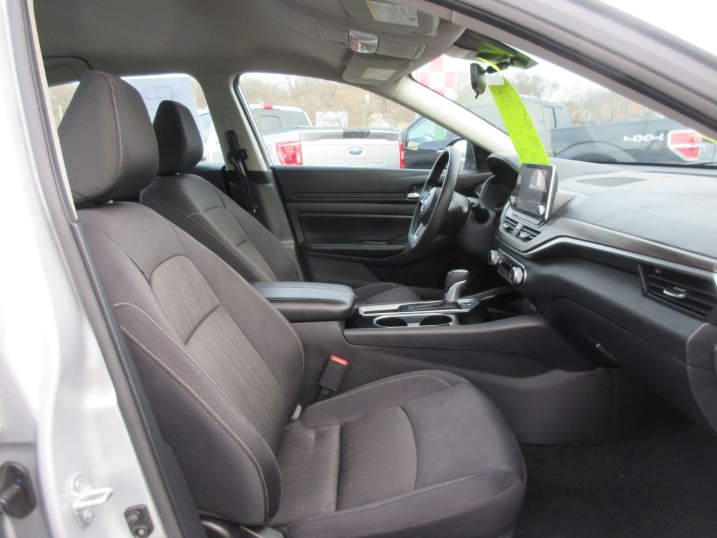 2024 Nissan Altima Image 10