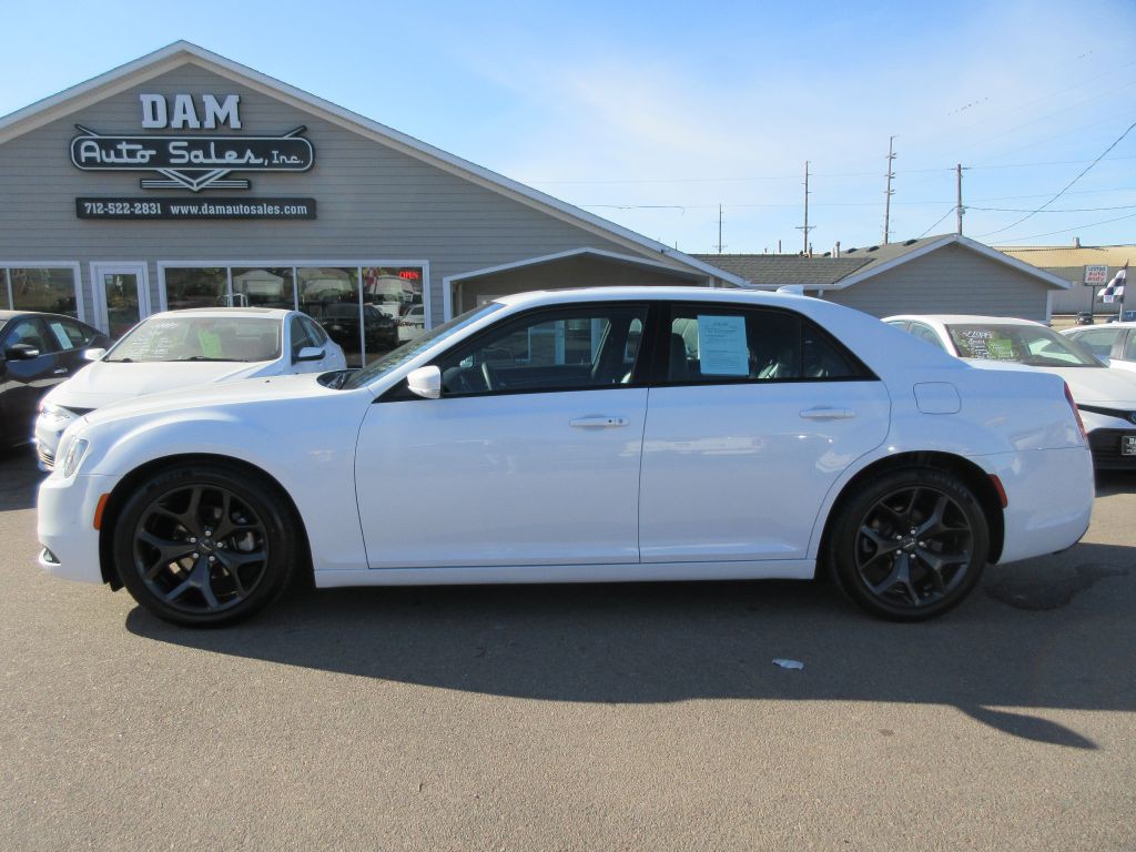 2023 Chrysler 300 Image 2