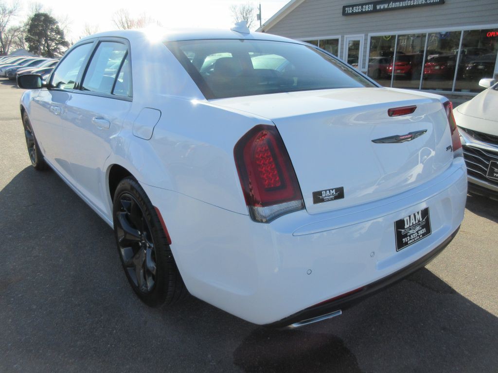 2023 Chrysler 300 Image 3