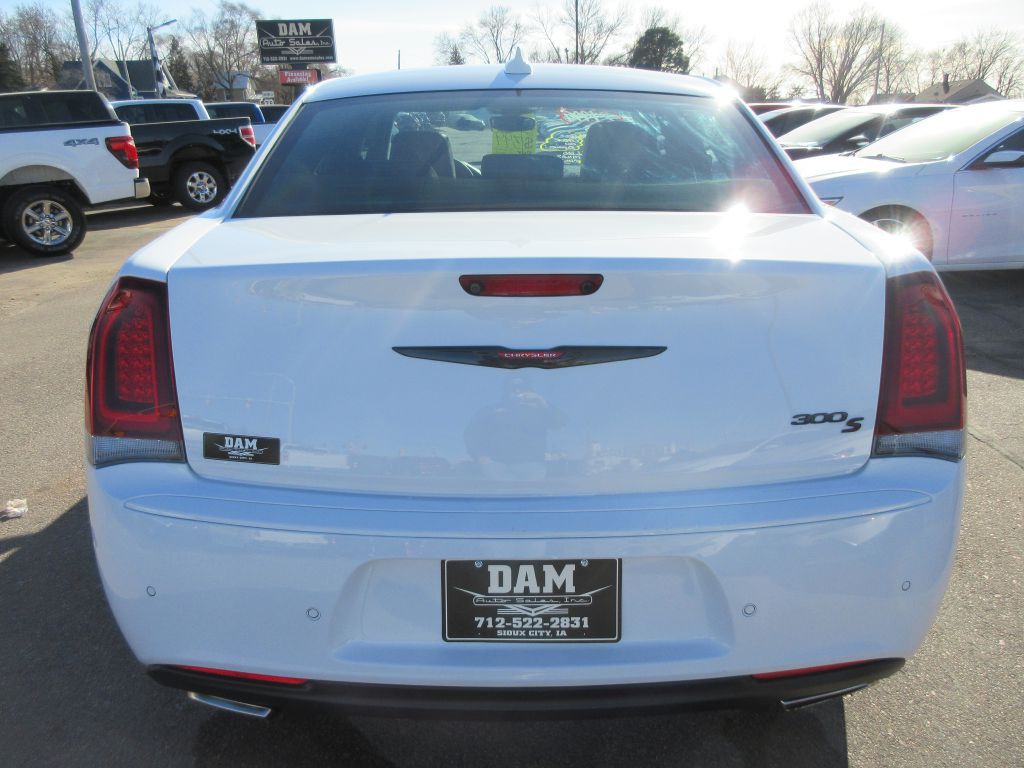 2023 Chrysler 300 Image 4