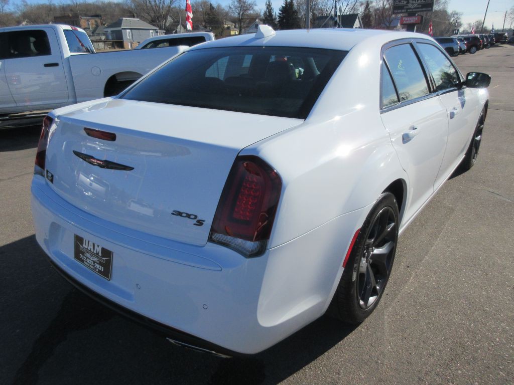 2023 Chrysler 300 Image 5