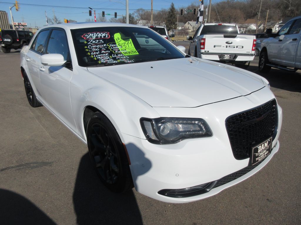 2023 Chrysler 300 Image 6
