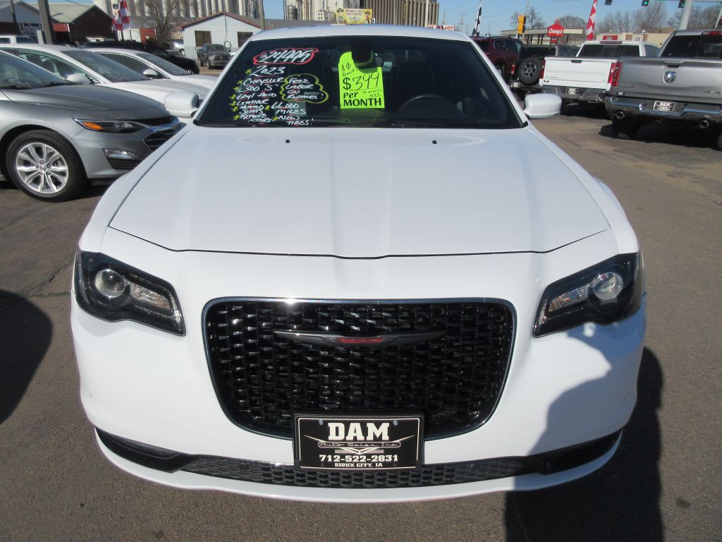 2023 Chrysler 300 Image 7