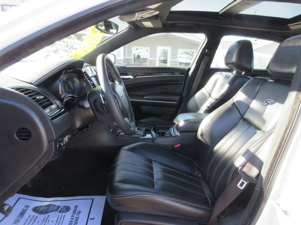 2023 Chrysler 300 Image 8