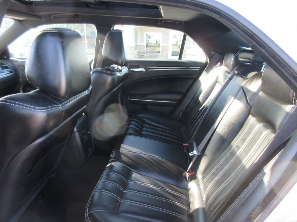 2023 Chrysler 300 Image 9