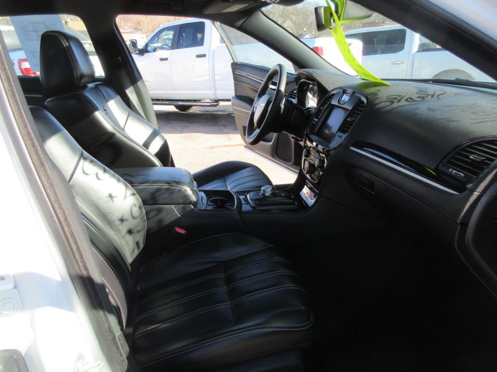 2023 Chrysler 300 Image 11