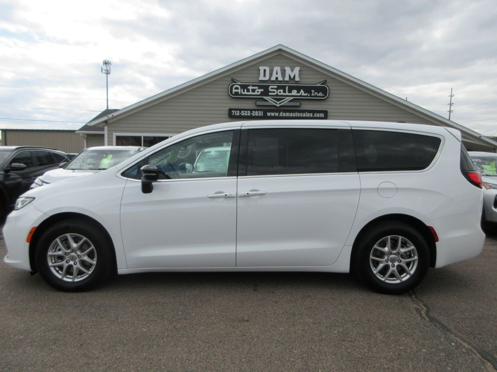 2024 Chrysler Pacifica Image 2
