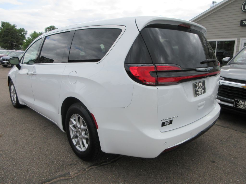 2024 Chrysler Pacifica Image 3