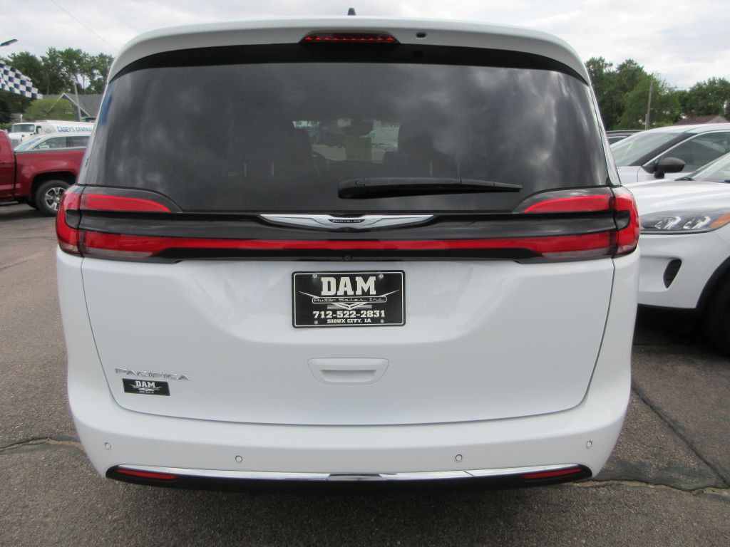 2024 Chrysler Pacifica Image 4