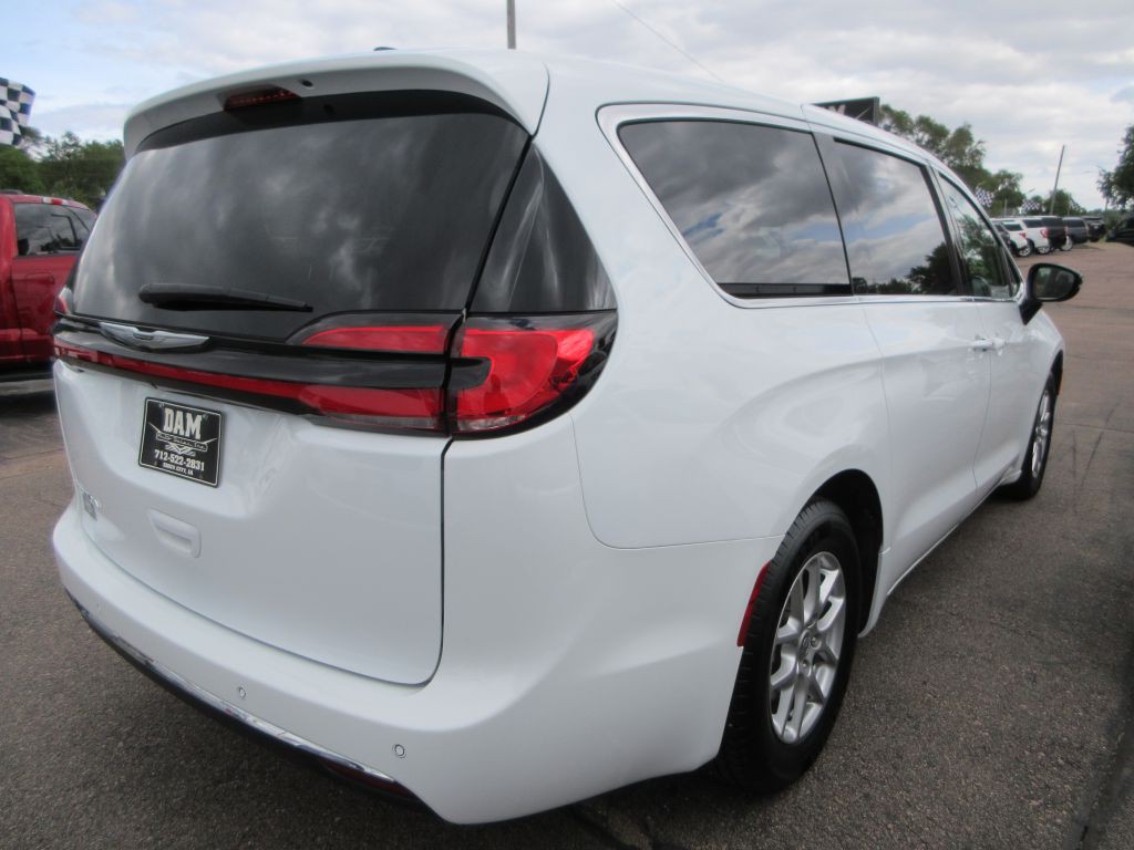 2024 Chrysler Pacifica Image 5
