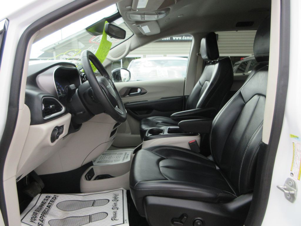 2024 Chrysler Pacifica Image 8