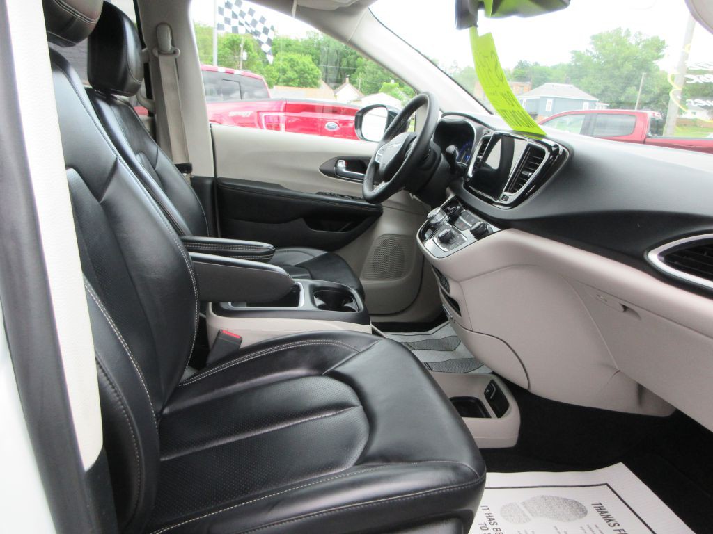 2024 Chrysler Pacifica Image 11