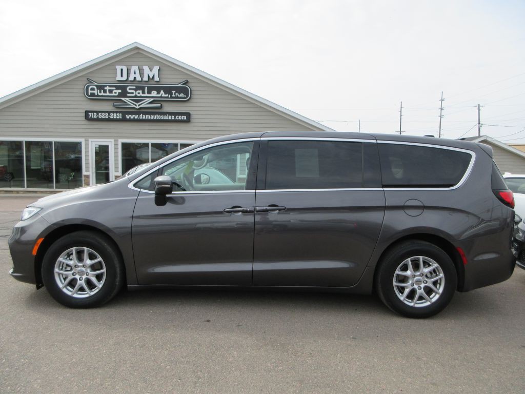 2023 Chrysler Pacifica Image 2