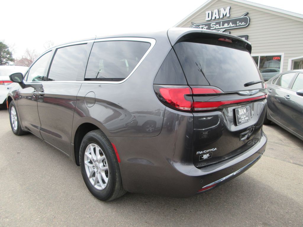 2023 Chrysler Pacifica Image 3
