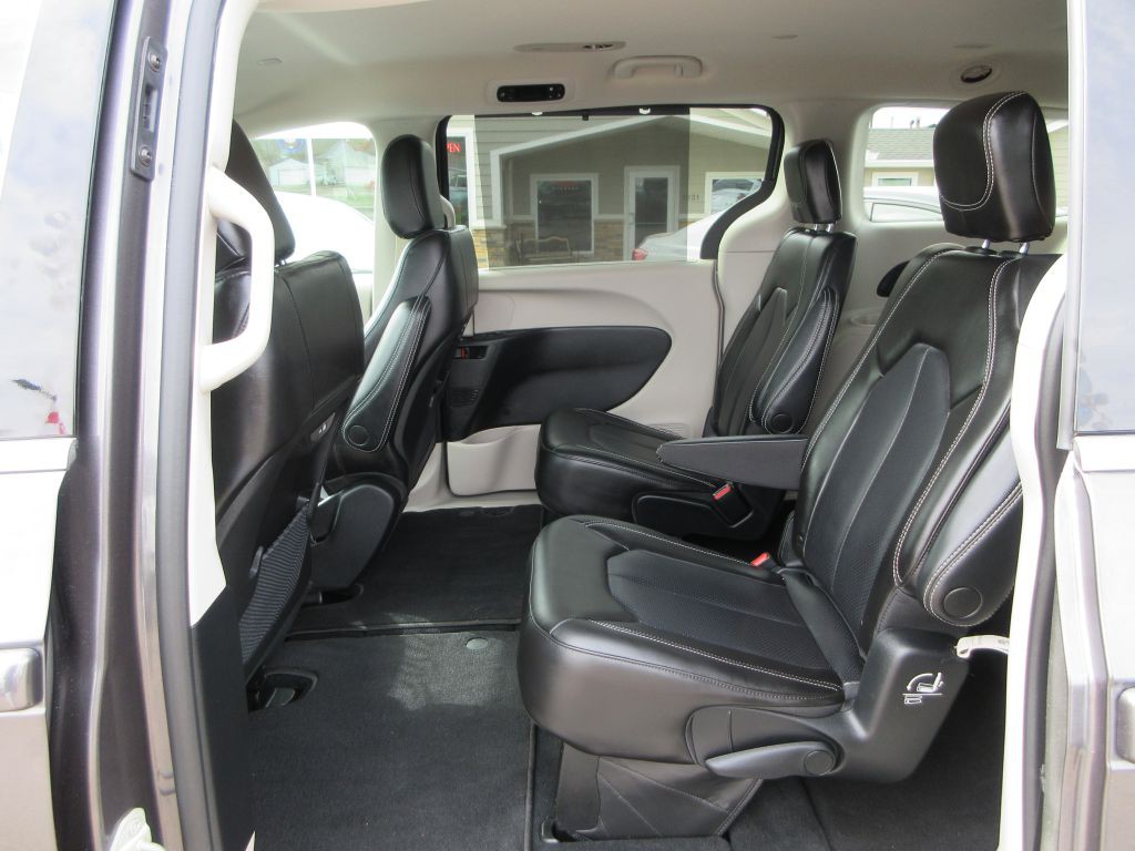 2023 Chrysler Pacifica Image 8