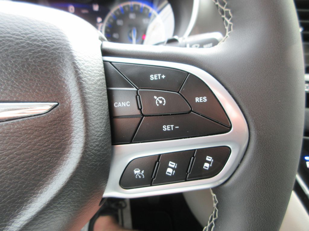 2023 Chrysler Pacifica Image 18