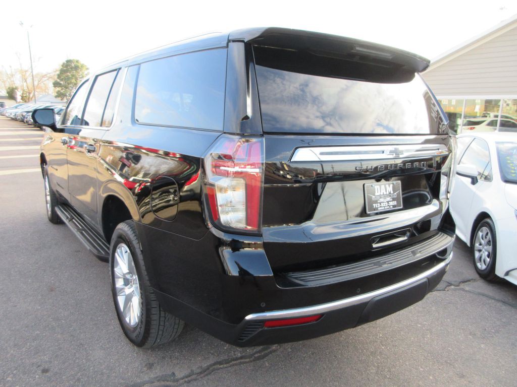 2023 Chevrolet Suburban Image 3