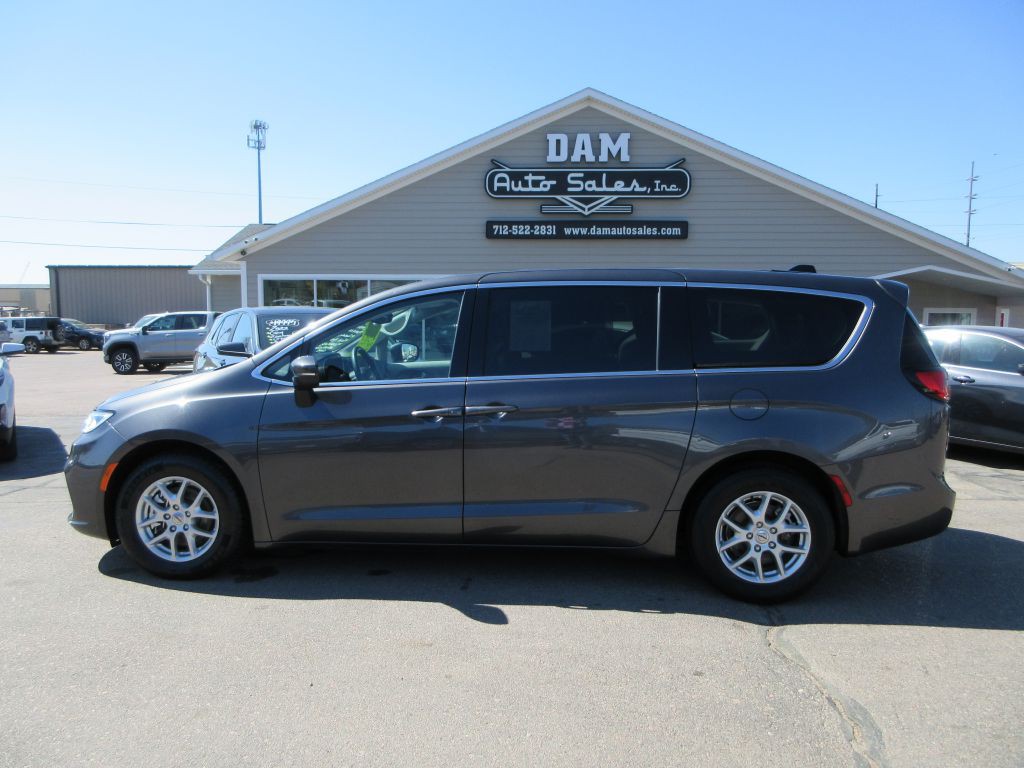 2023 Chrysler Pacifica Image 2