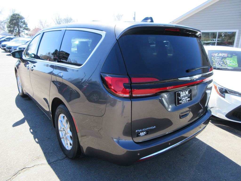 2023 Chrysler Pacifica Image 3