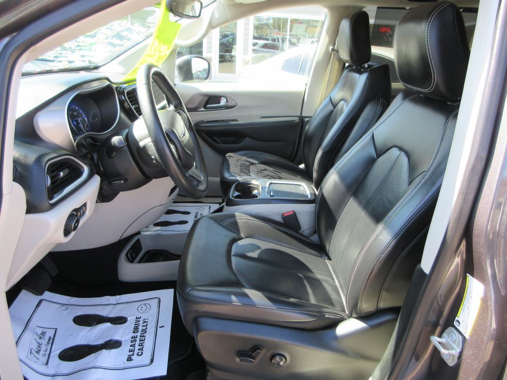 2023 Chrysler Pacifica Image 8