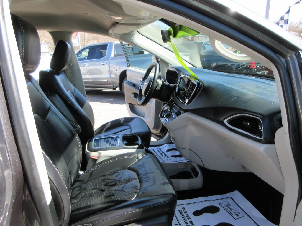 2023 Chrysler Pacifica Image 12