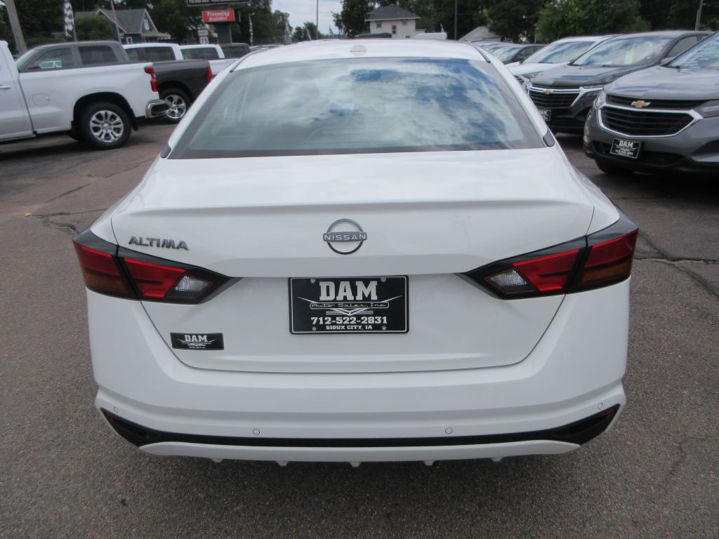 2025 Nissan Altima Image 4