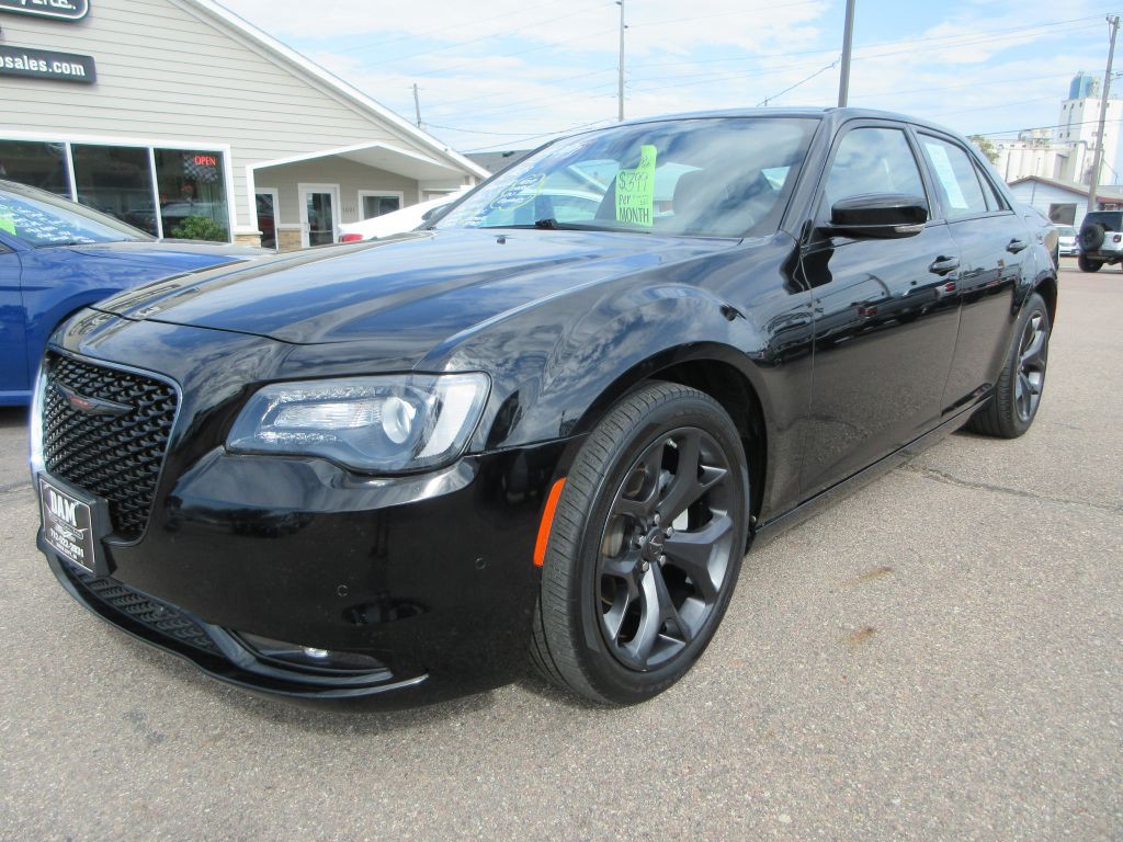 2023 Chrysler 300 Image 1